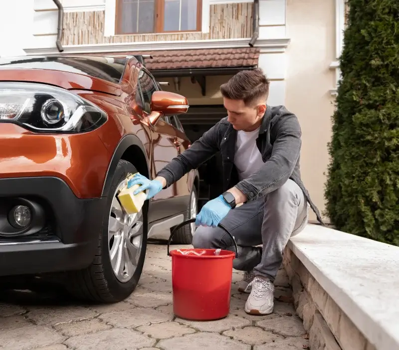 Lavage auto à domicile Les Monts du Roumois : professionnel intervenant sur un véhicule